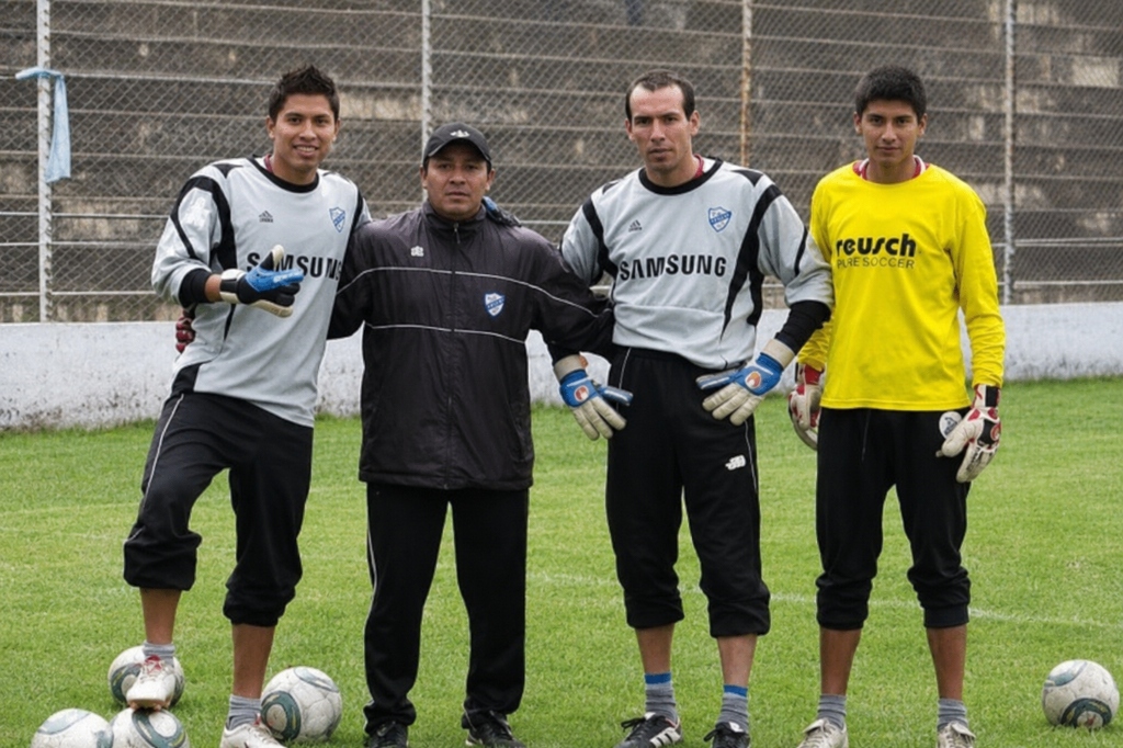 Christian Salinas en la práctica de arqueros del Club Bolívar