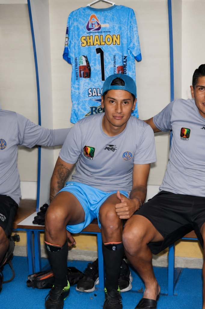 Christian Salinas en el vestuario con la camiseta de Deportivo Shalom