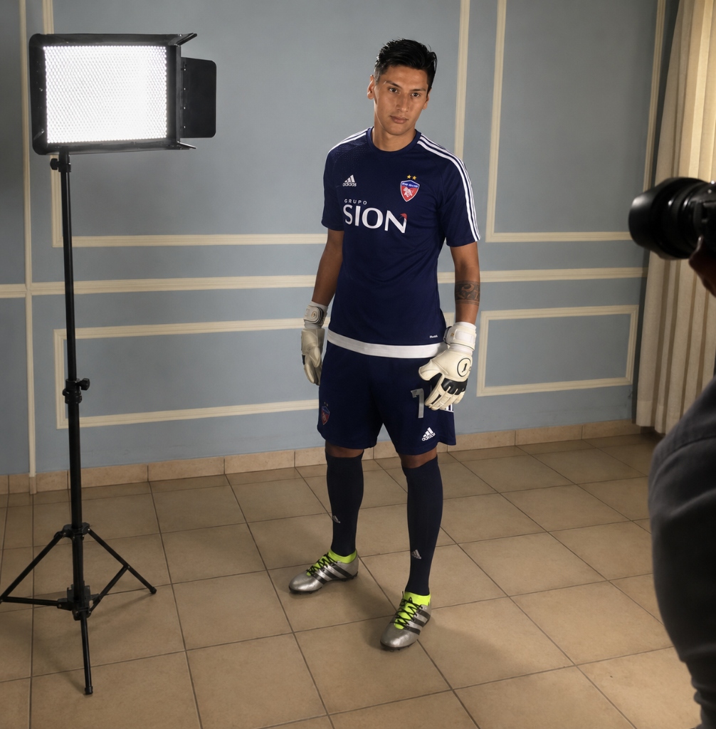 Christian Salinas luciendo la camiseta oficial de Royal Pari FC