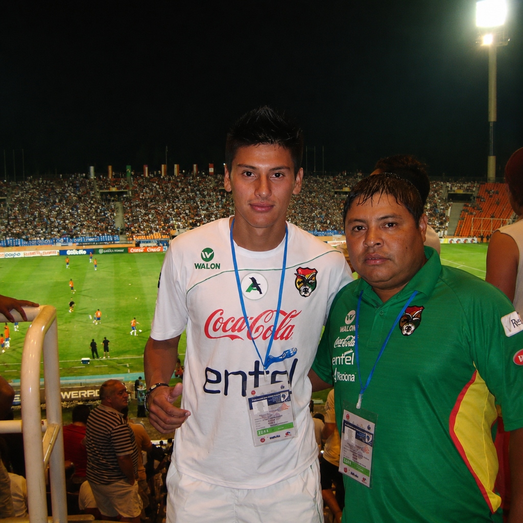 Christian Salinas luciendo la indumentaria oficial de la Selección Boliviana en el estadio